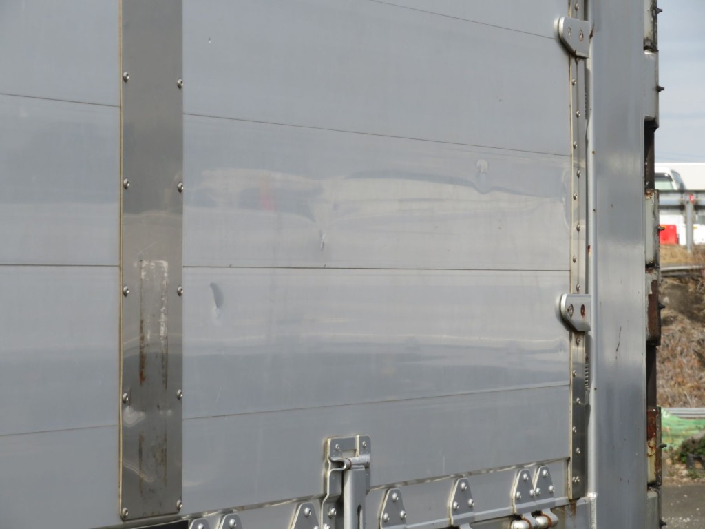 助手席側あおり後方にヘコミがあります。|三菱 スーパーグレート QKG-FU54VZ改の写真33