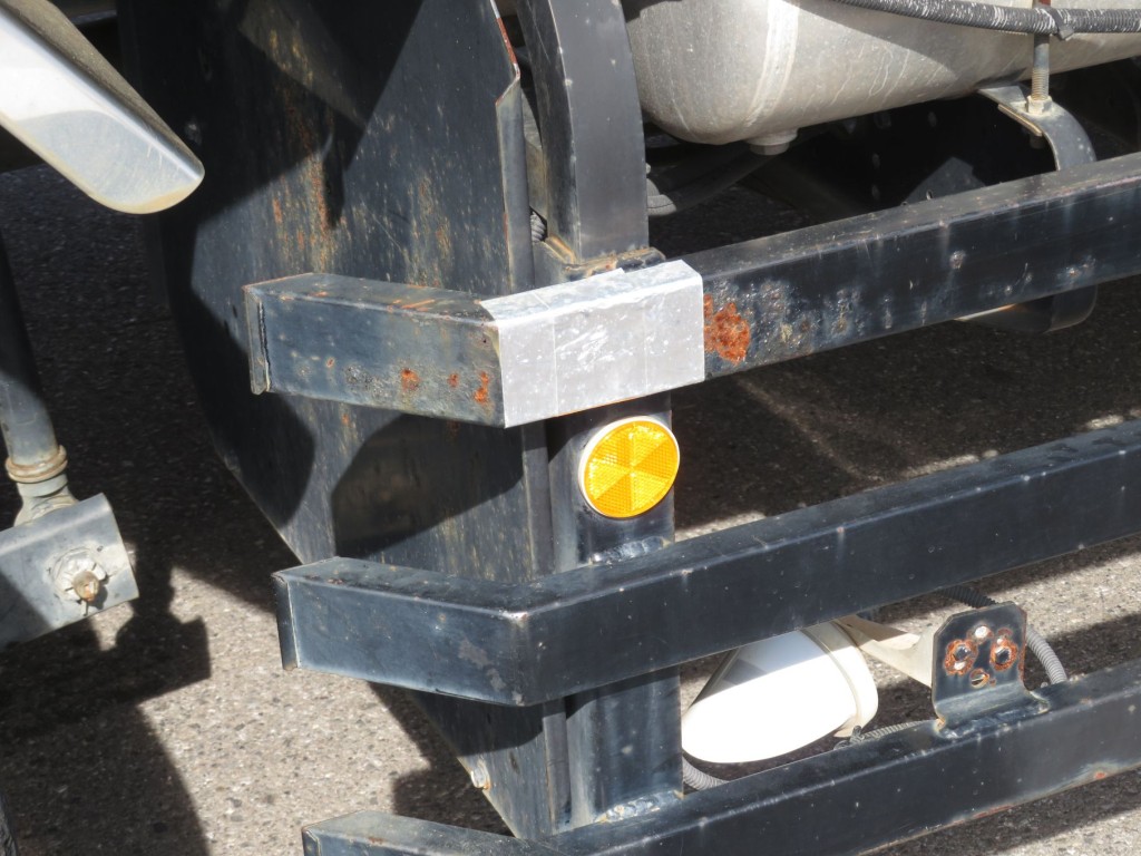 運転席側サイドバンパー後部に腐食箇所があります。（テープ補修されています）|三菱 スーパーグレート QKG-FU54VZ改の写真42