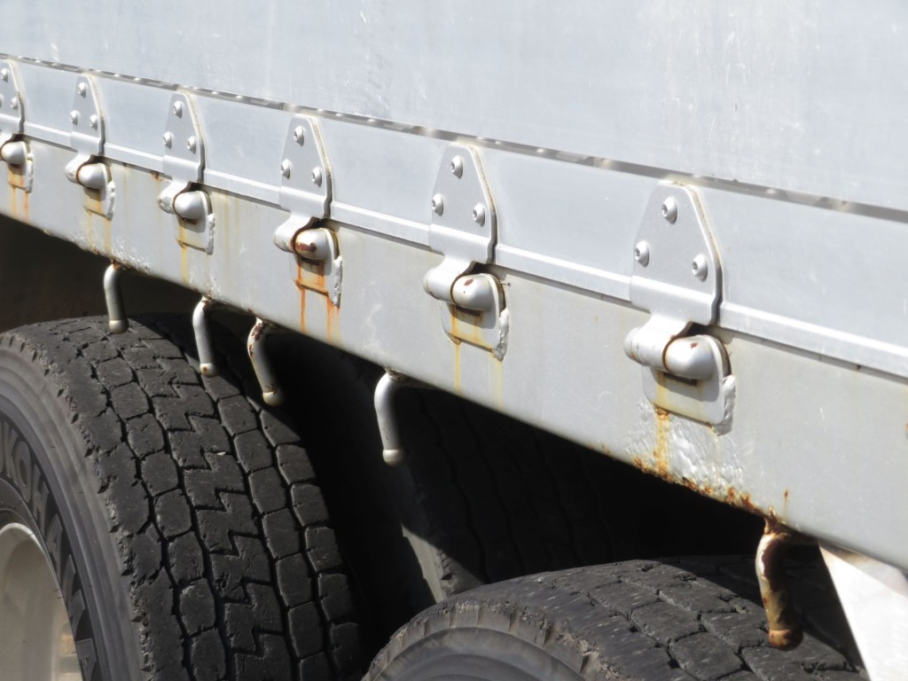 運転席側サイドレール各所にサビがあります。|三菱 スーパーグレート QKG-FU54VZ改の写真43