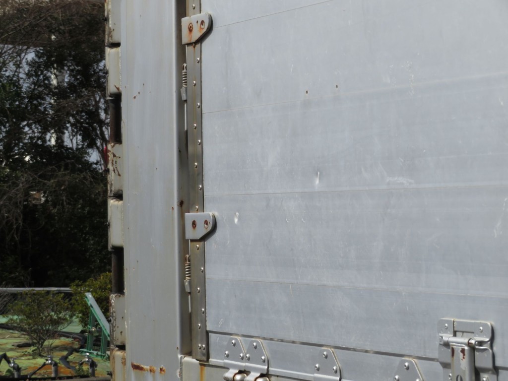 運転席側あおり後方に小さいヘコミがあります。|三菱 スーパーグレート QKG-FU54VZ改の写真44