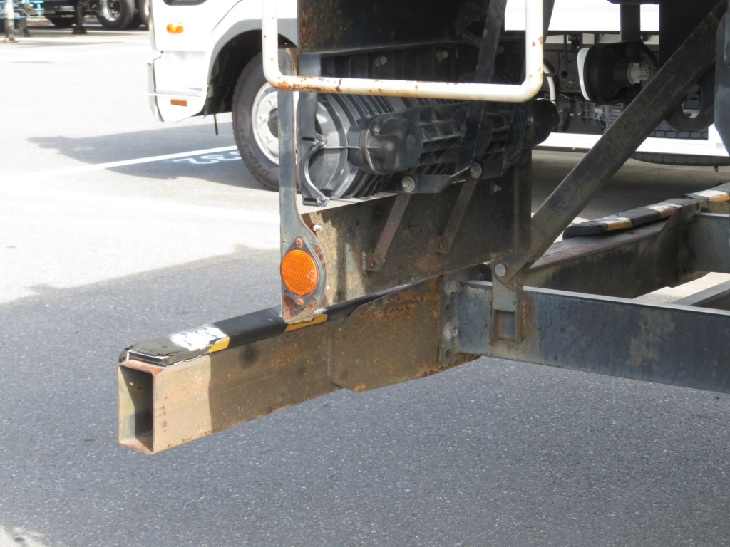 テールランプステー及びリアバンパーの裏面にサビがあります。|三菱 スーパーグレート QKG-FU54VZ改の写真46