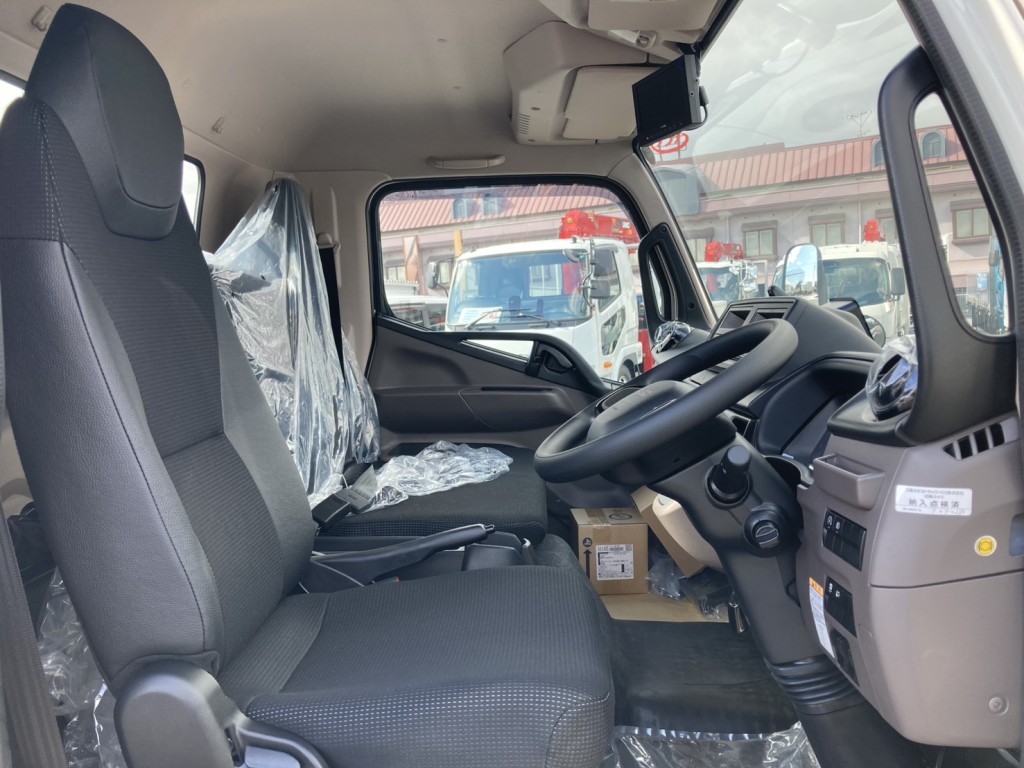 車内です。|三菱 キャンター 2RG-FEB50(2WD)の写真11