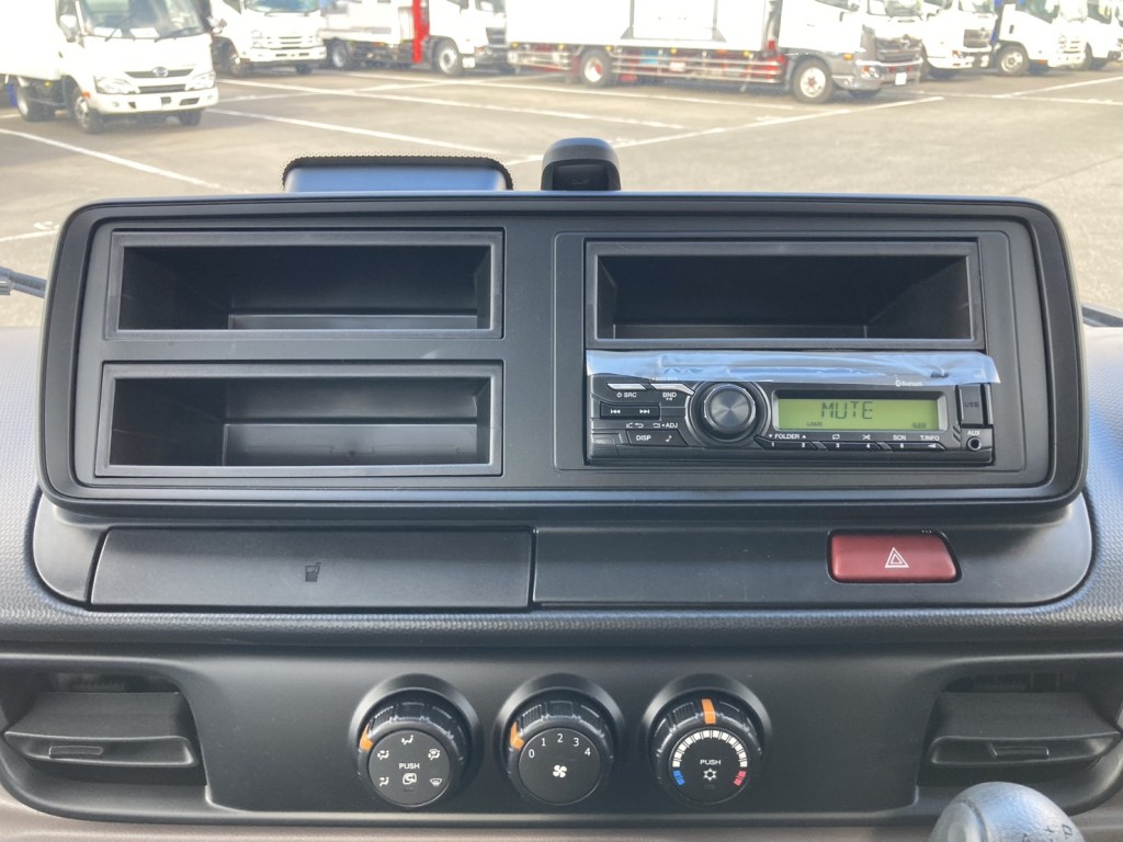 インパネ周りです。|三菱 キャンター 2RG-FEB50(2WD)の写真24