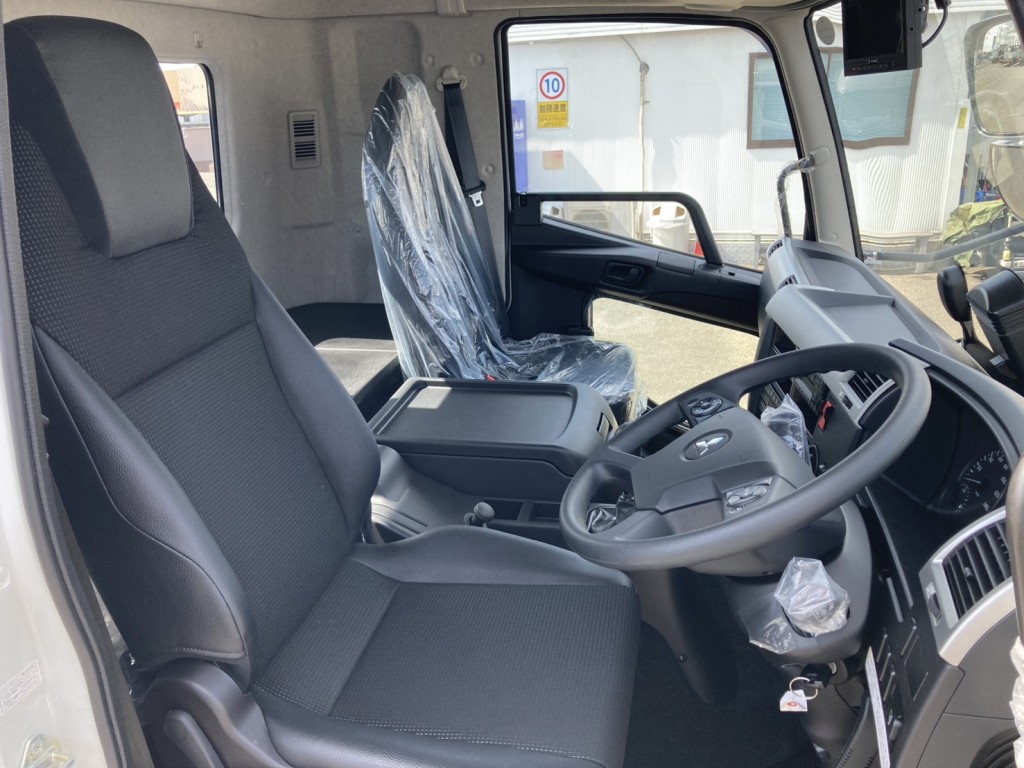 車内です。|三菱 ファイター 2KG-FK62F(2WD)の写真12