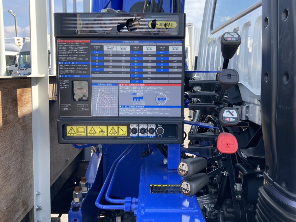 クレーンンお表示機と操作レバーの状態です。|三菱 ファイター 2KG-FK62F(2WD)の写真21