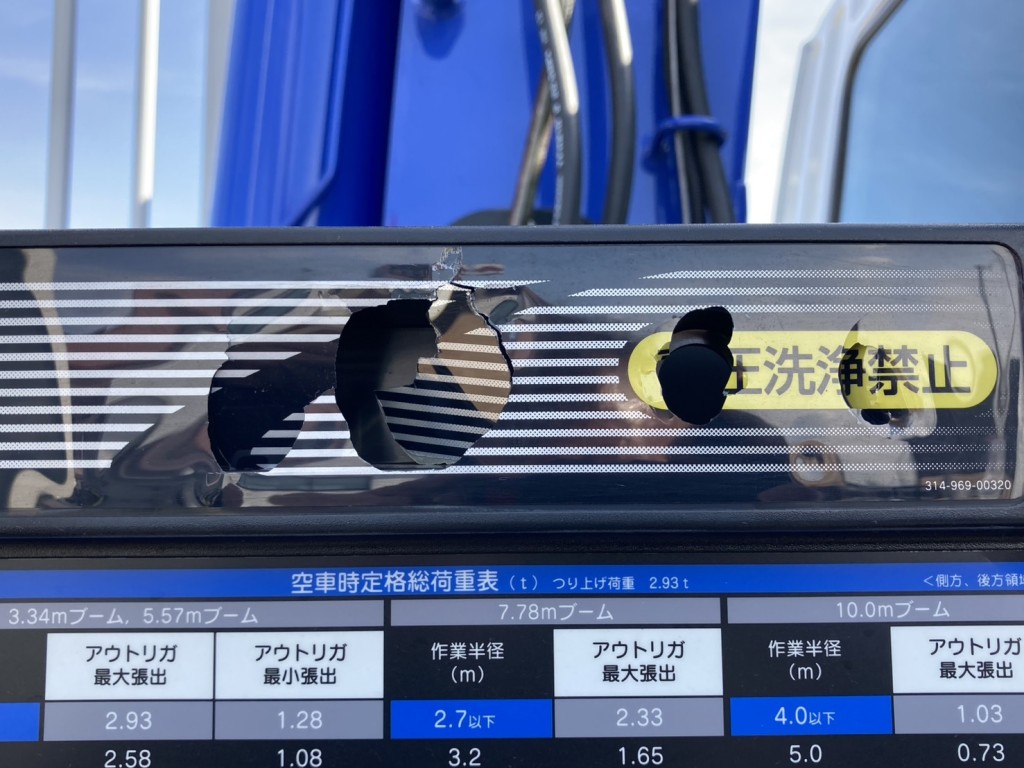 クレーン表示機のシールが破れています。|三菱 ファイター 2KG-FK62F(2WD)の写真39