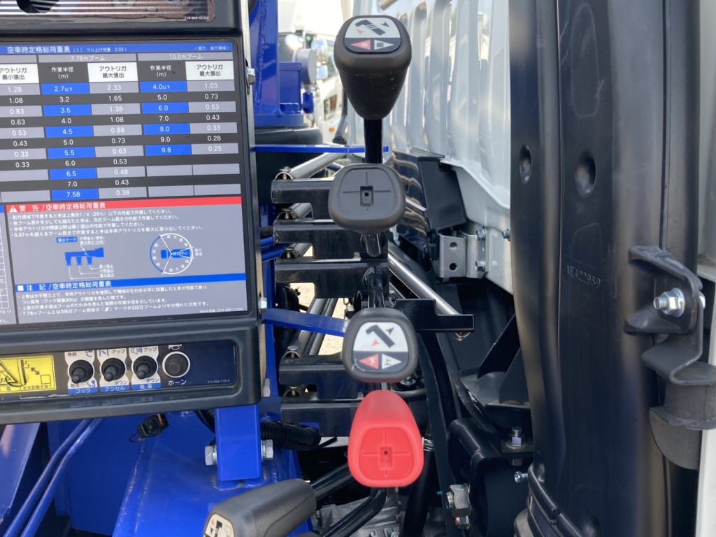 クレーンの操作レバーのノブに欠品が有ります。|三菱 ファイター 2KG-FK62F(2WD)の写真40