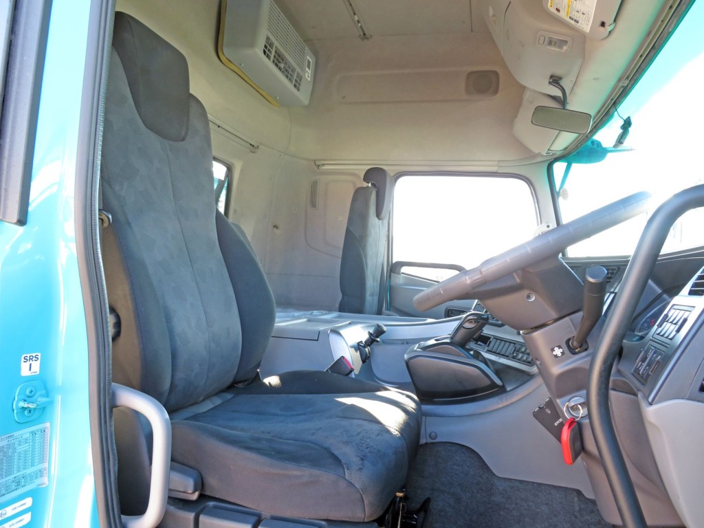 ハイルーフキャビンです。(運転席座面にヘタリがあります)|UDトラックス クオン 2PG-GK5AABの写真6