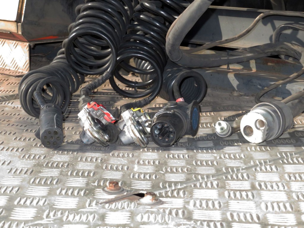 接続コネクター類です。|UDトラックス クオン 2PG-GK5AABの写真13