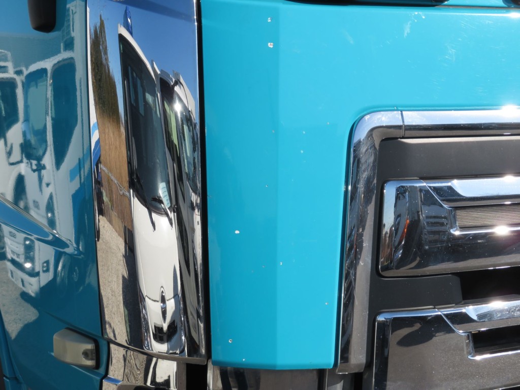 フロントパネル運転席側の小キズがあります。|UDトラックス クオン 2PG-GK5AABの写真31
