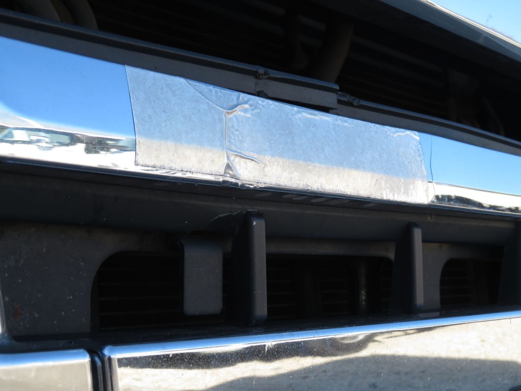 フロントグリルに割れがあります。(一部テープ補修されています)|UDトラックス クオン 2PG-GK5AABの写真33