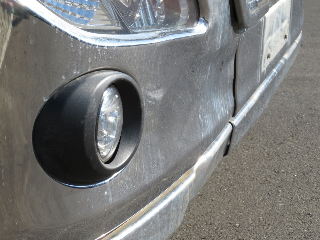 フロントバンパー運転席側の中央寄り付近にヘコミがあります。|UDトラックス クオン 2PG-GK5AABの写真37