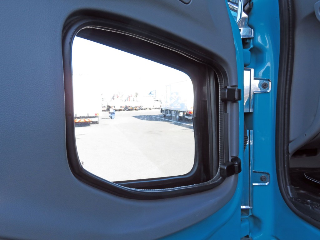 安全窓の内側が外れています。|UDトラックス クオン 2PG-GK5AABの写真40