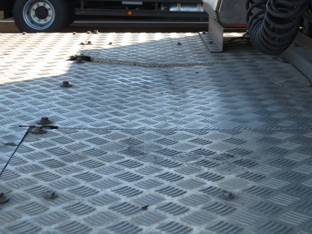 踊り場前方にヘコミ箇所があります。|UDトラックス クオン 2PG-GK5AABの写真42