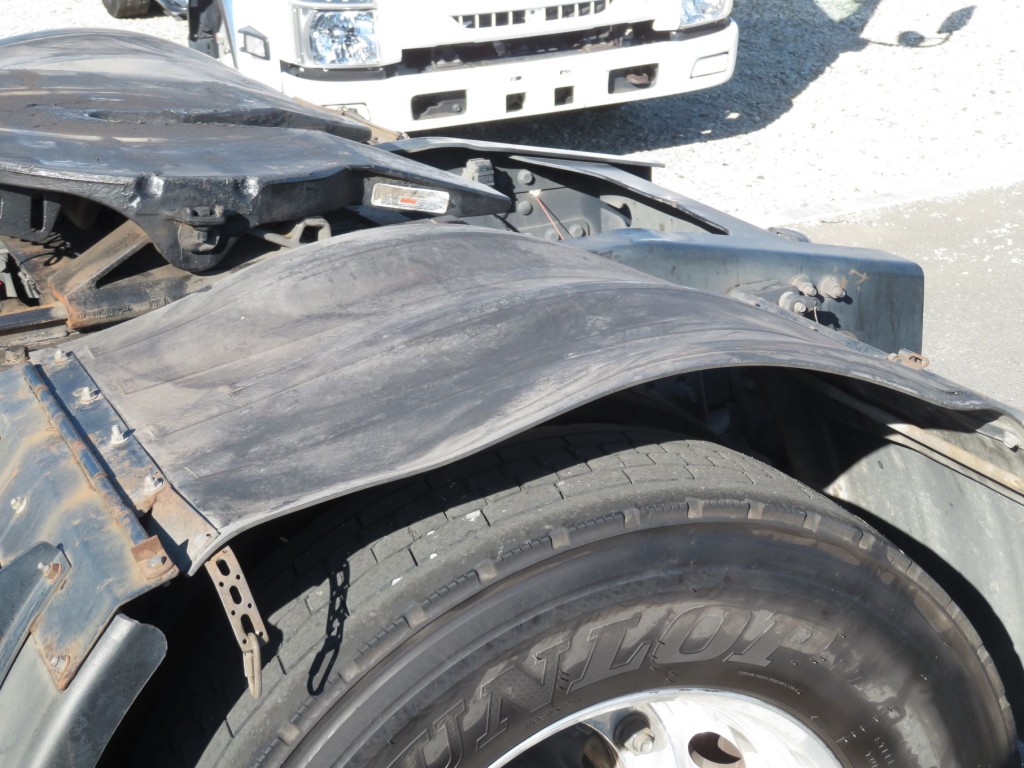 助手席側ラバーフェンダーにキズがあります。|UDトラックス クオン 2PG-GK5AABの写真43