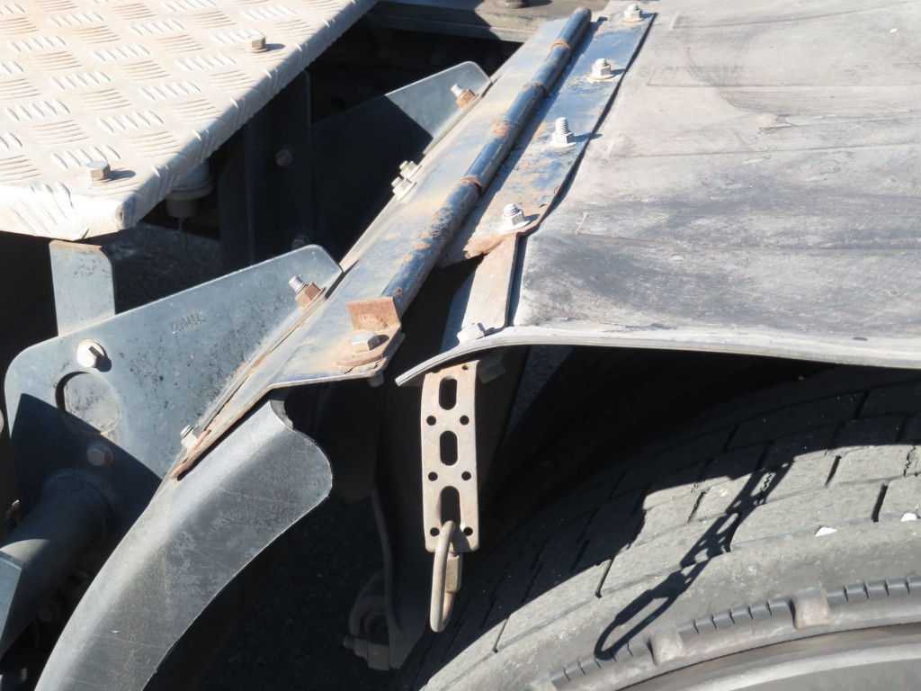 助手席側ラバーフェンダー前側に破れ箇所があります。|UDトラックス クオン 2PG-GK5AABの写真44