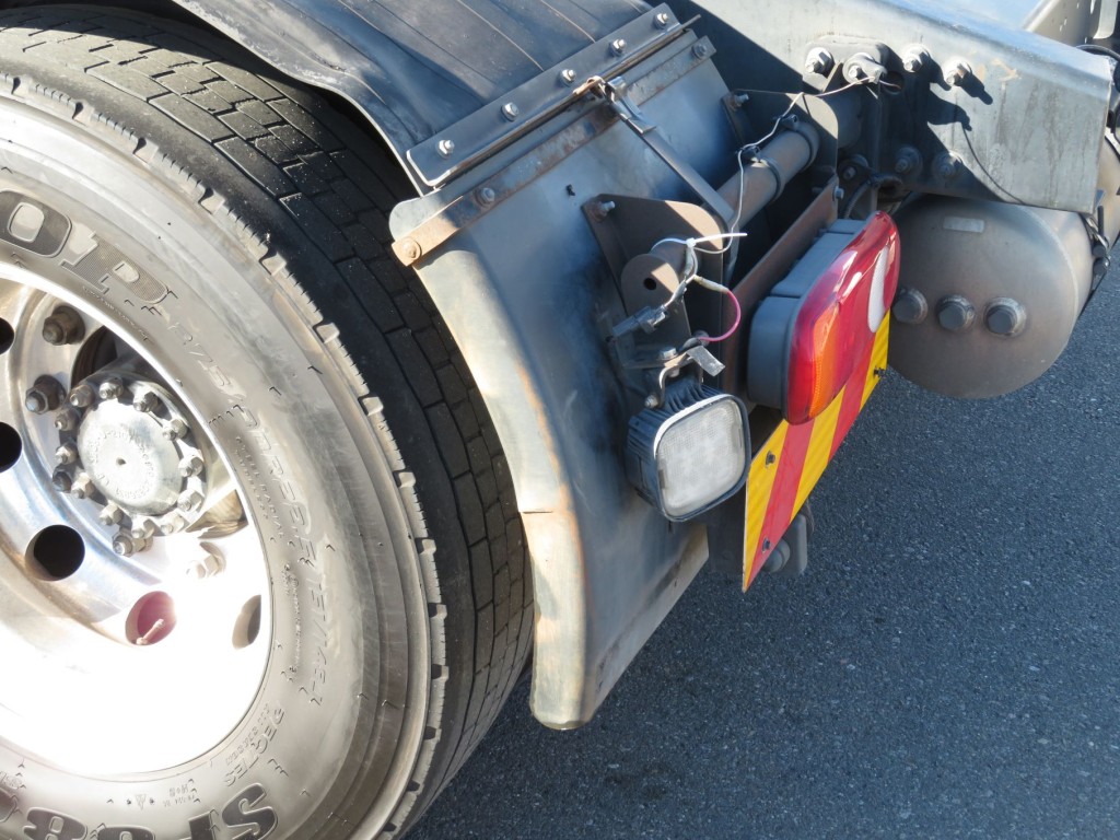 リアフェンダー後部に割れ、ステーにサビがあります。|UDトラックス クオン 2PG-GK5AABの写真45