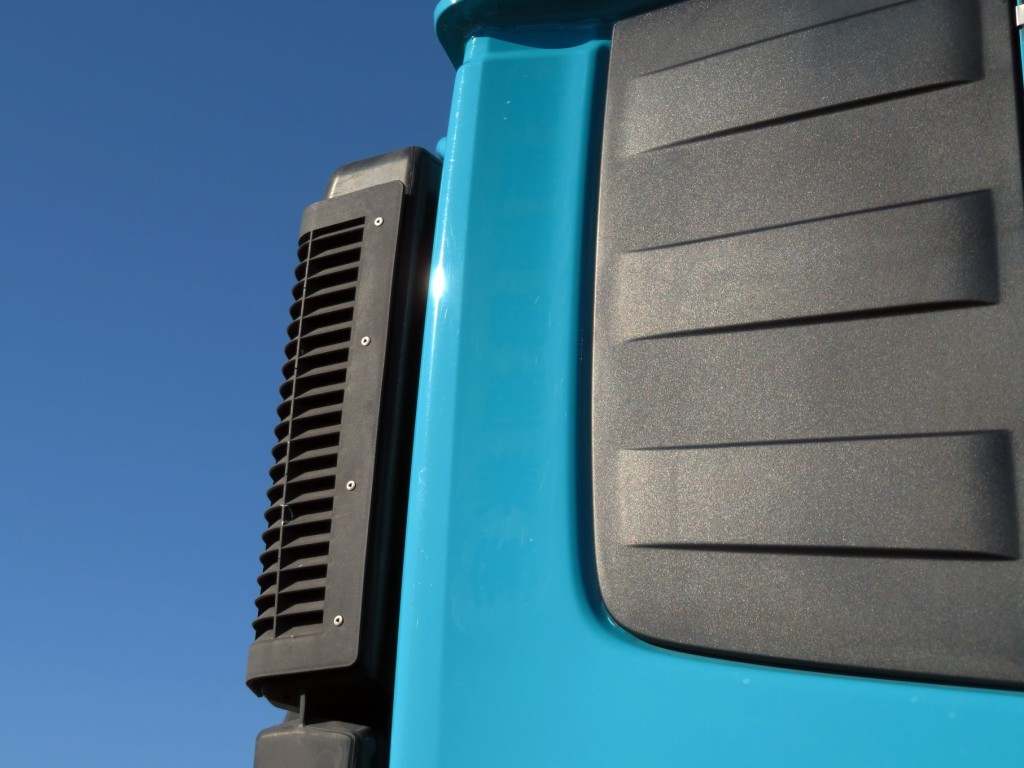 運転席側クォーターパネルに看板日焼け跡があります。|UDトラックス クオン 2PG-GK5AABの写真47