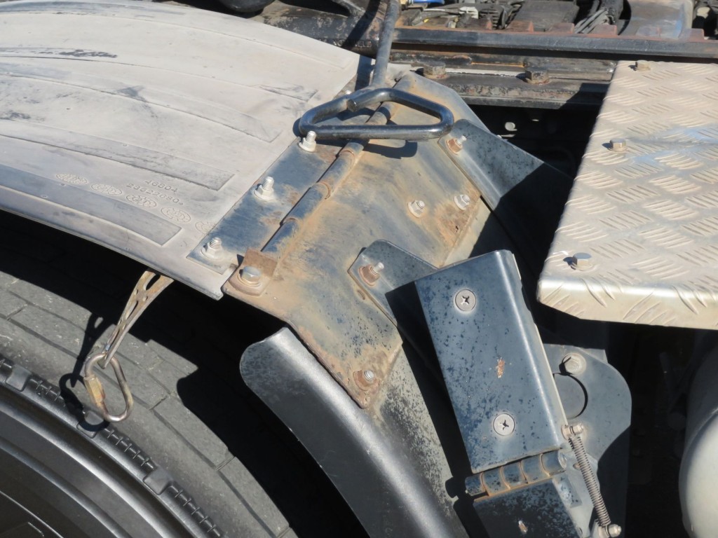 運転席側ラバーフェンダー前側の取り付け金具にサビがあります。|UDトラックス クオン 2PG-GK5AABの写真48