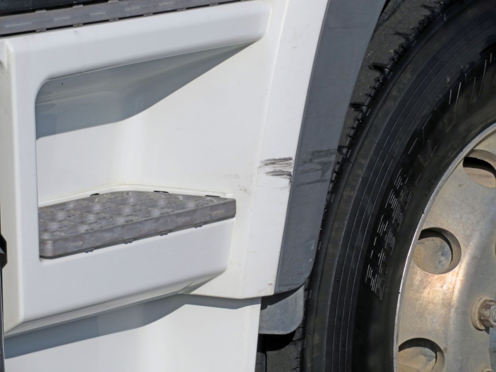 助手席側ステップ周りにキズがあります。|三菱 スーパーグレート 2KG-FV70HXの写真18
