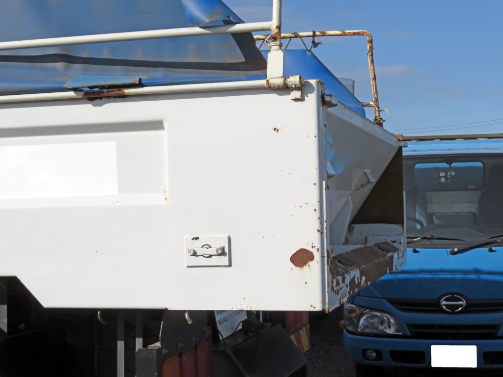 ボディー助手席側後部にサビがあります。|三菱 スーパーグレート 2KG-FV70HXの写真31