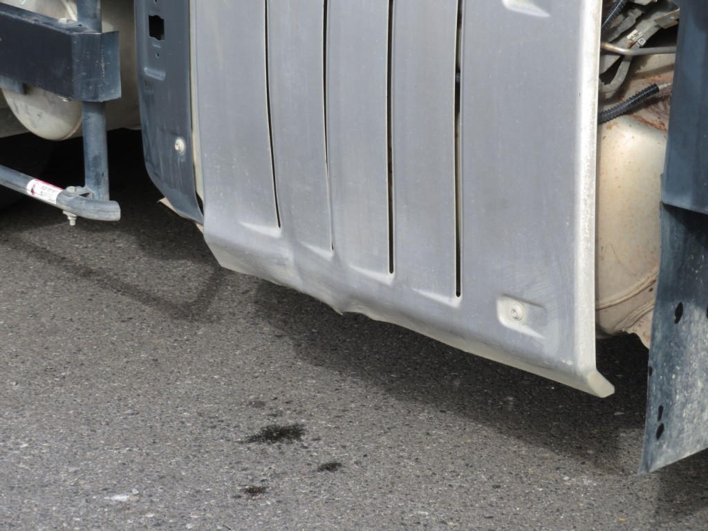 マフラーカバーにヘコミがあります。|三菱 スーパーグレート 2KG-FV70HXの写真38