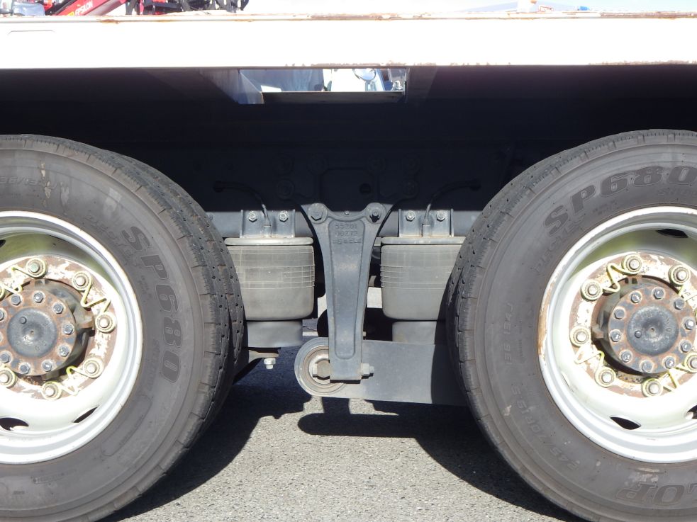 タイヤ間の状態です。(エアサスです)|UDトラックス クオン QPG-CG5ZEの写真5