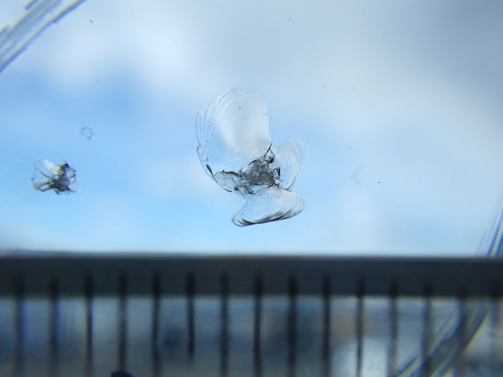 フロントガラスに飛び石キズがあります。|UDトラックス クオン QPG-CG5ZEの写真16