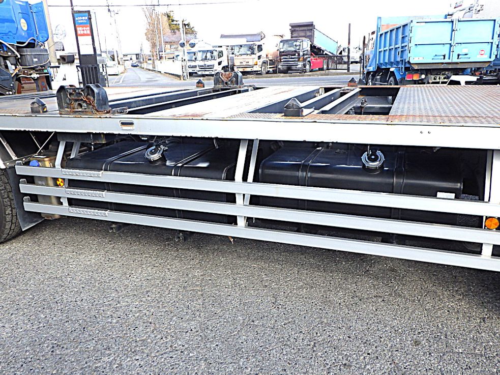 燃料タンクは300LX200Lです。|UDトラックス クオン QPG-CG5ZEの写真18