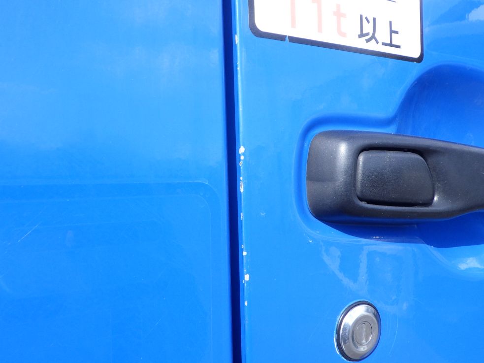 運転席側ドアにキズがあります。|UDトラックス クオン QPG-CG5ZEの写真26