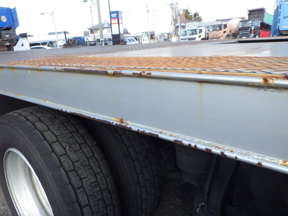 左右のサイドレールにキズ・サビがあります。|UDトラックス クオン QPG-CG5ZEの写真30