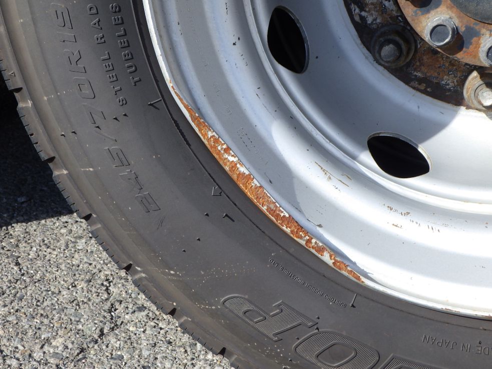 左右の後輪リムに曲がり・サビがあります。|UDトラックス クオン QPG-CG5ZEの写真31