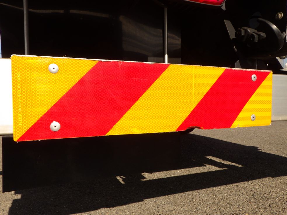 反射板にビズ・曲がりがあります。|UDトラックス クオン QPG-CG5ZEの写真33