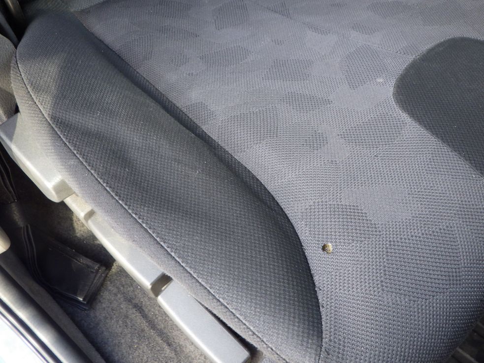 運転席座面にヘタリ・穴があります。|UDトラックス クオン QPG-CG5ZEの写真34