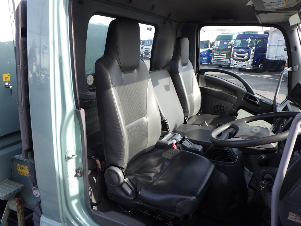 乗車定員は3名です。|いすゞ フォワード SKG-FSR90S2の写真6