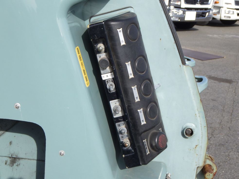 上物の操作スイッチです。(連続⇔単独切り替えスイッチ付です)|いすゞ フォワード SKG-FSR90S2の写真14