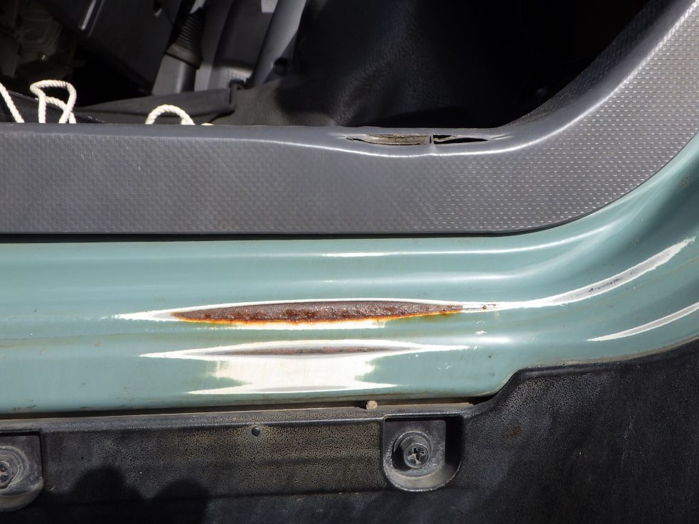 助手席側ドア内側にスレ・サビがあります。|いすゞ フォワード SKG-FSR90S2の写真26