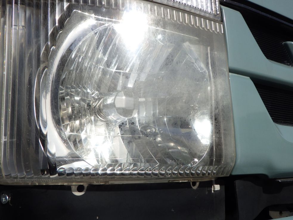 左右のヘッドランプレンズにクモリがあります。|いすゞ フォワード SKG-FSR90S2の写真28