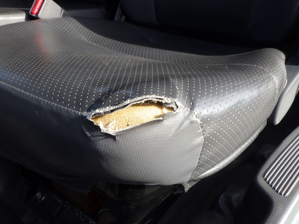 助手席側座面に破れがあります。|いすゞ フォワード SKG-FSR90S2の写真36