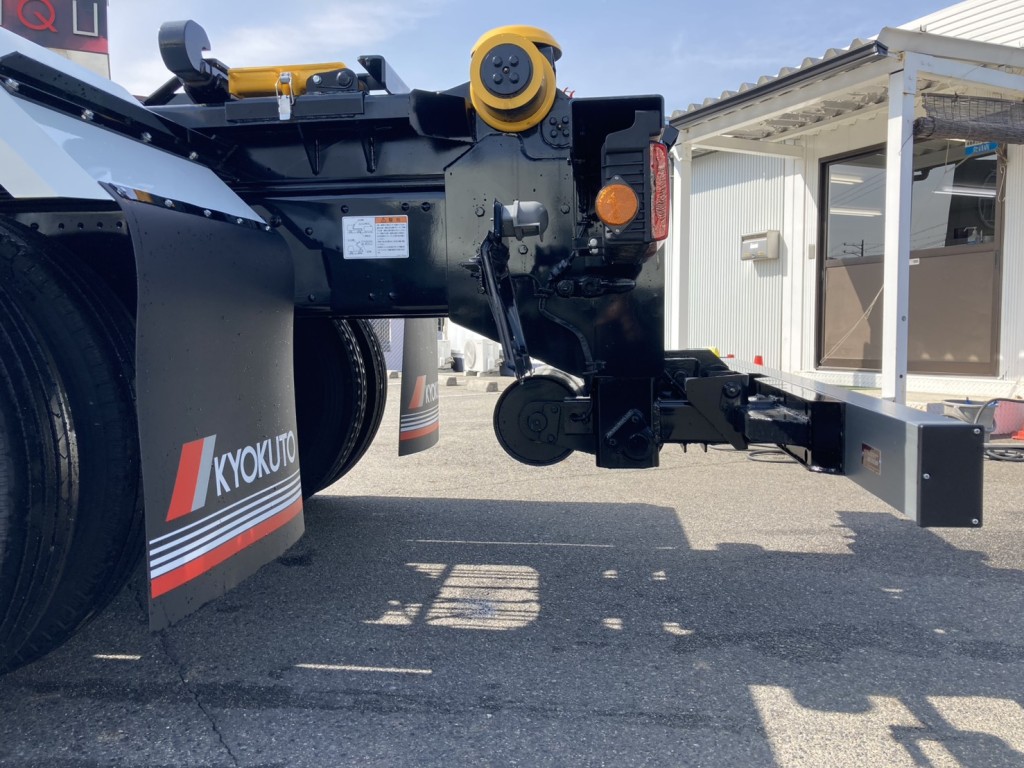 シャーシとリアローラー、ジャッキーの状態です。|三菱 スーパーグレート 2PG-FV80VYの写真7