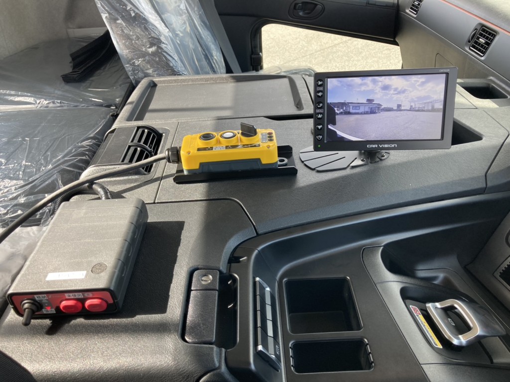 コントローラーとモニターの取付配置です。|三菱 スーパーグレート 2PG-FV80VYの写真38