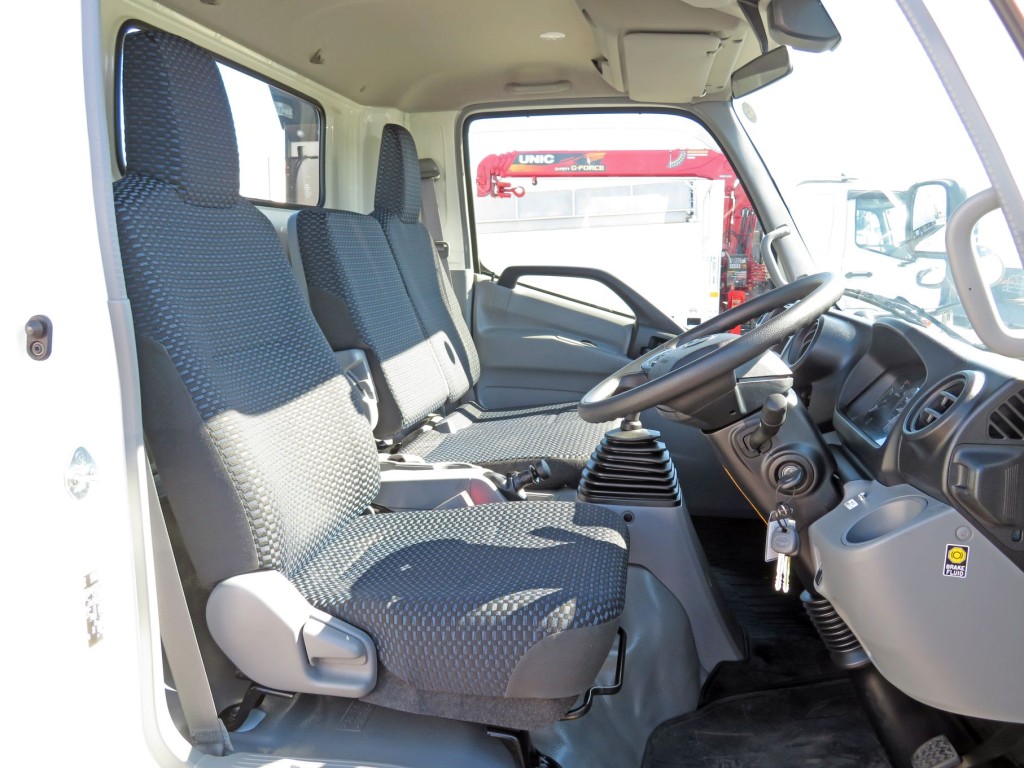 乗車定員は3名です。(運転席座面にたばこの焦げ穴があります)|日野 デュトロ 2RG-XZU722M(2WD)の写真6