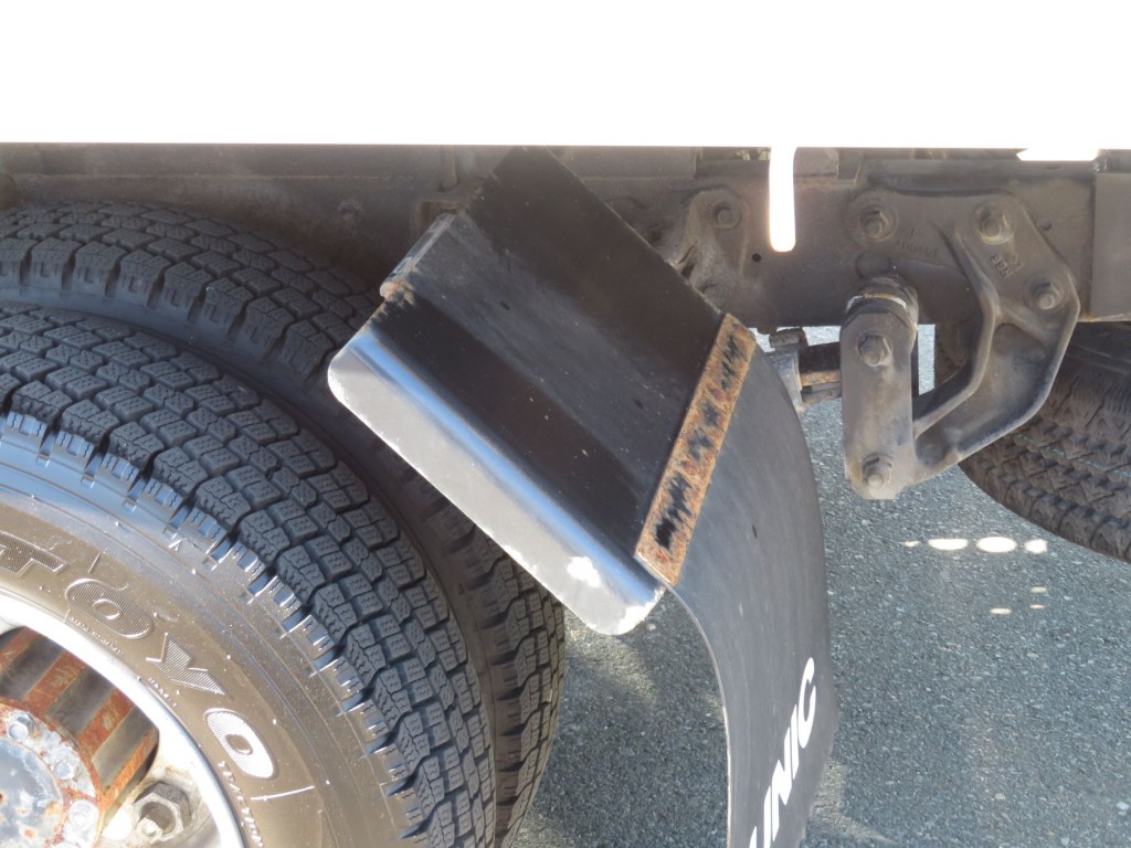 助手席側リアフェンダーにサビがあります。|日野 デュトロ 2RG-XZU722M(2WD)の写真19