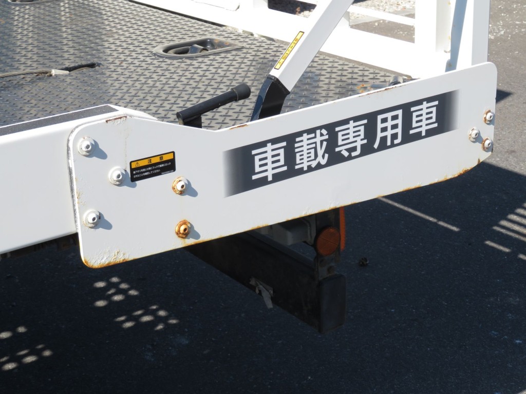 助手席側サイドレール後方にサビがあります。|日野 デュトロ 2RG-XZU722M(2WD)の写真20