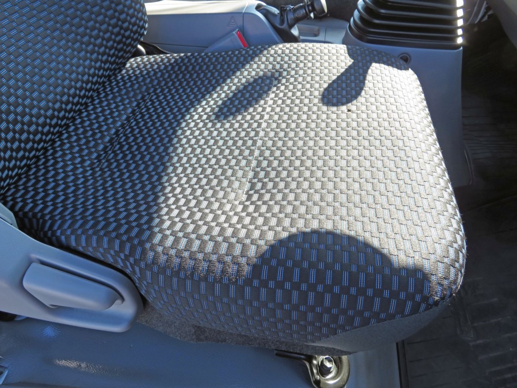 運転席座面の状態です。|日野 デュトロ 2RG-XZU722M(2WD)の写真28