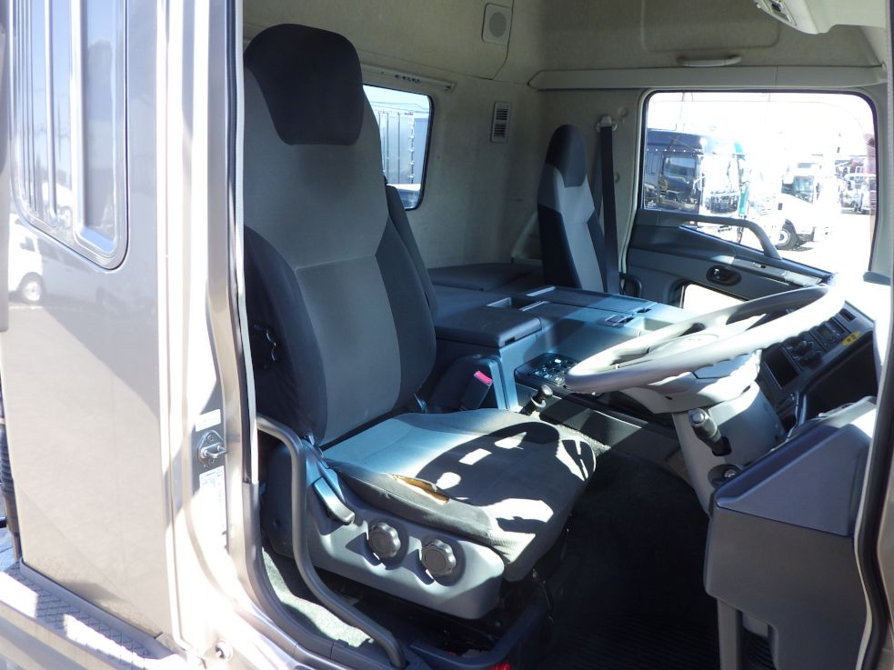 乗車定員は２名です。|三菱 スーパーグレート QPG-FP64VDRの写真6