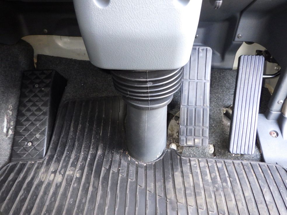 ２ペダルです。|三菱 スーパーグレート QPG-FP64VDRの写真17