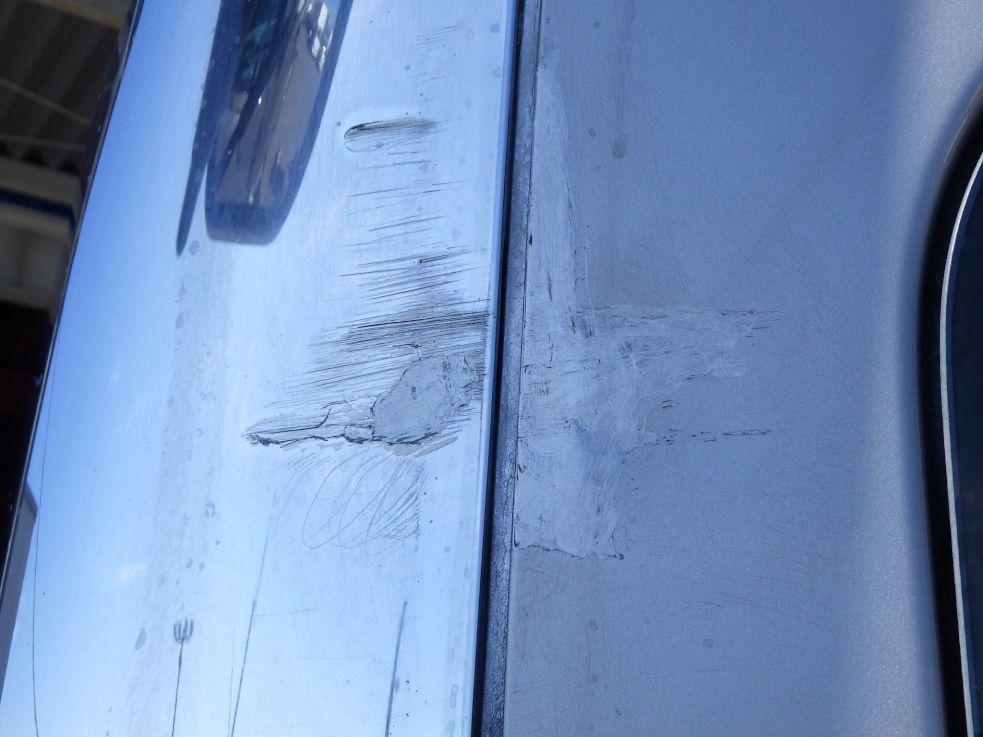 助手席側ドア・コーナーパネルにキズ・ヘコミがあります。|三菱 スーパーグレート QPG-FP64VDRの写真21