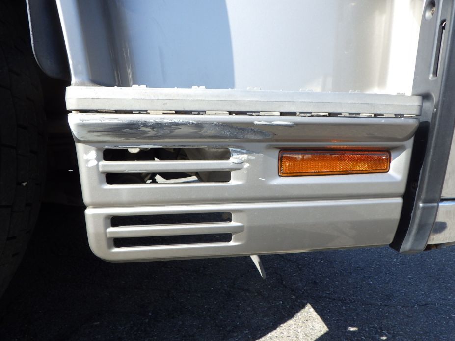 運転席側ステップカバーにキズがあります。|三菱 スーパーグレート QPG-FP64VDRの写真22