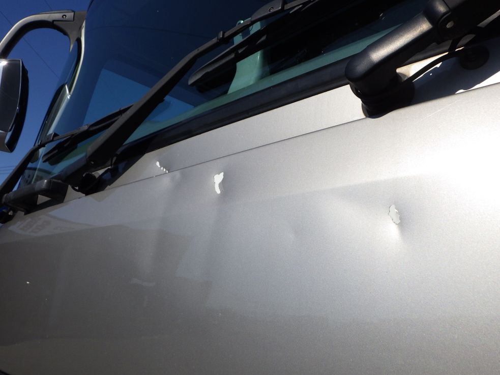 フロントパネルにキズ・ヘコミがあります。|三菱 スーパーグレート QPG-FP64VDRの写真23